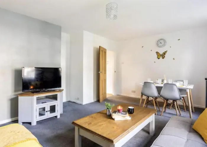 Renovated 2-Bedroom Apartment In Sale With Free Wifi, Private Entrance, And Easy Access To Trafford Centre & Manchester Airport