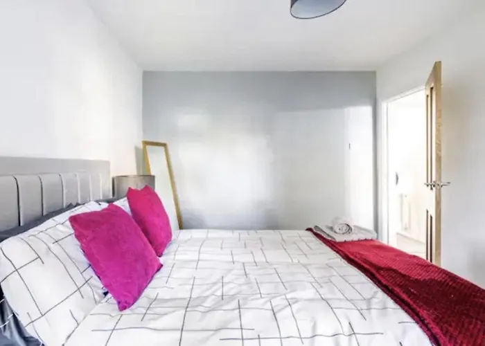 Renovated 2-Bedroom Apartment In Sale With Free Wifi, Private Entrance, And Easy Access To Trafford Centre & Manchester Airport