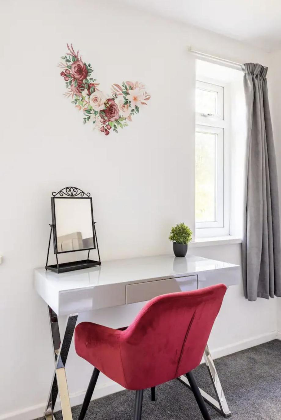 Renovated 2-bedroom In With Free Wifi, Private Entrance, And Easy Access To Trafford Centre & Manchester Airport