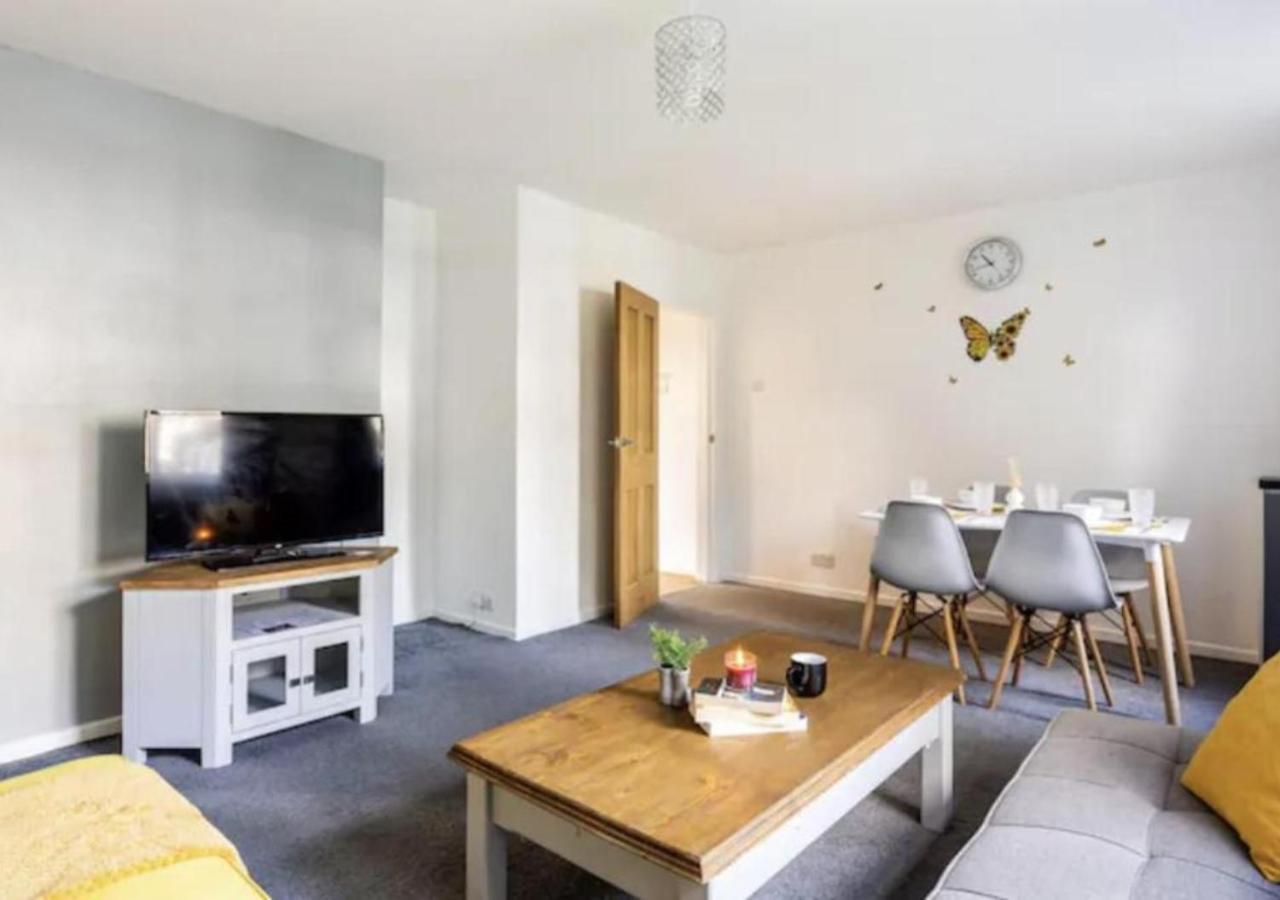 Apartment Renovated 2-bedroom In With Free Wifi, Private Entrance, And Easy Access To Trafford Centre & Manchester Airport Sale