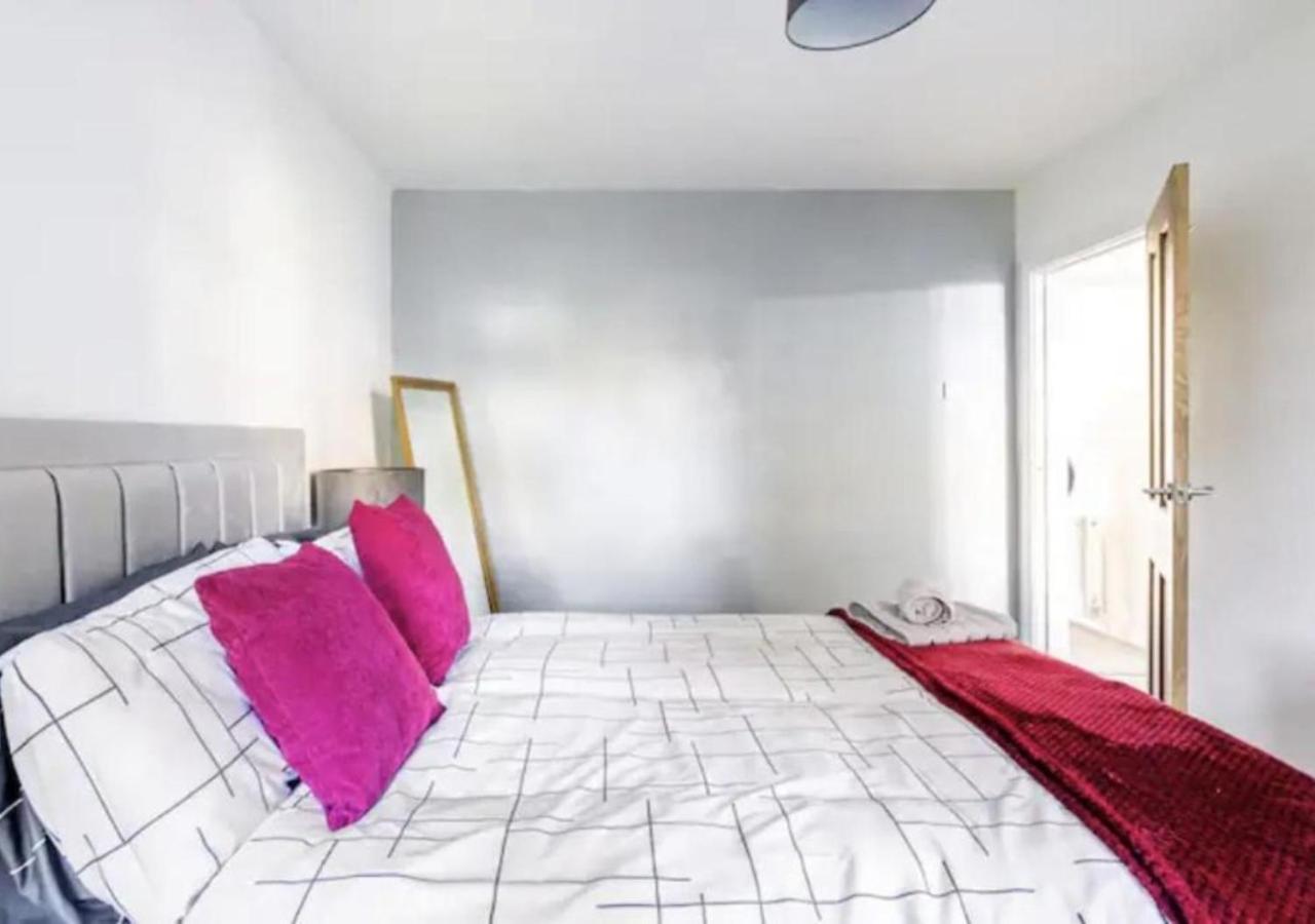 Renovated 2-bedroom In With Free Wifi, Private Entrance, And Easy Access To Trafford Centre & Manchester Airport Apartment *