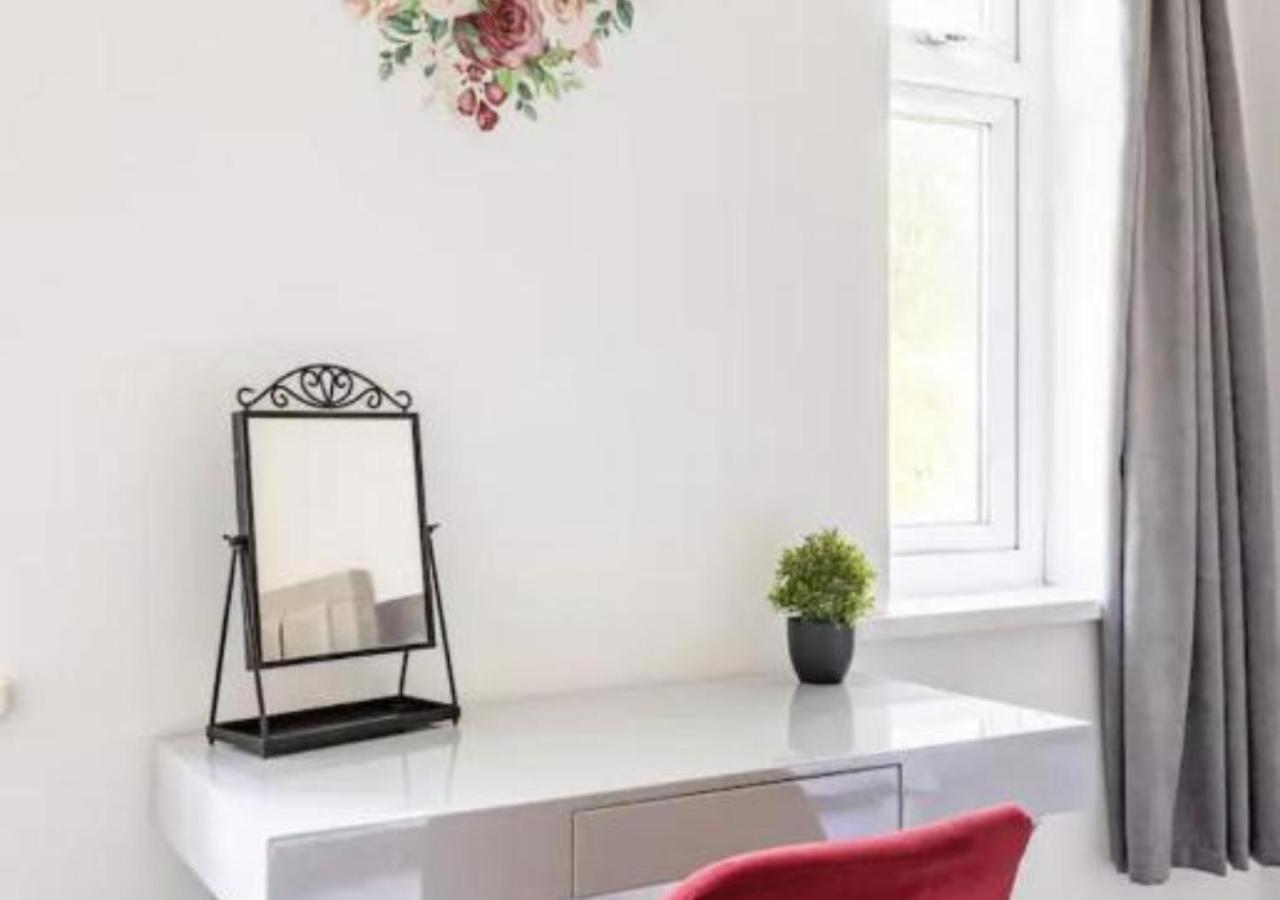 Apartment Renovated 2-bedroom In With Free Wifi, Private Entrance, And Easy Access To Trafford Centre & Manchester Airport *