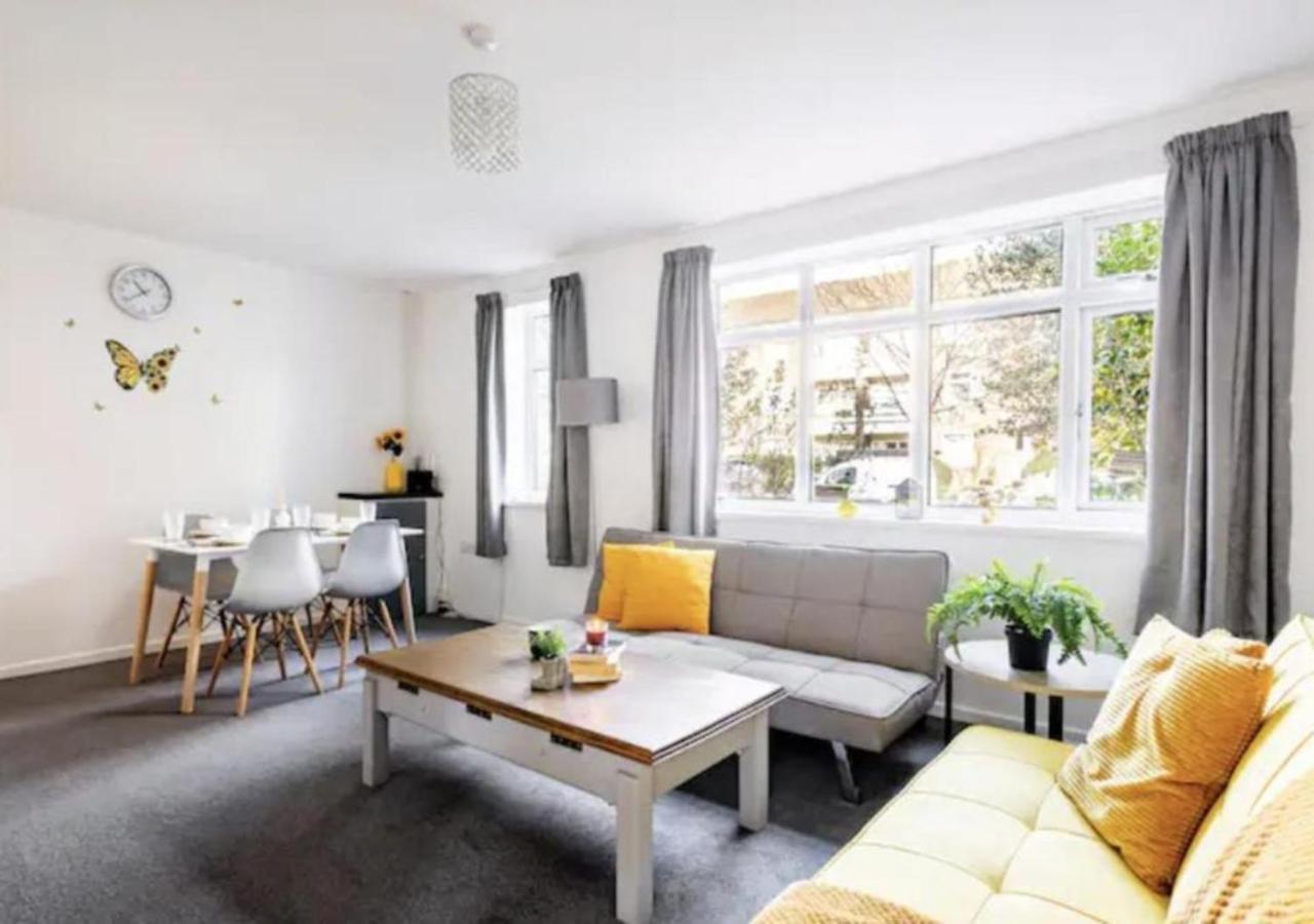 Renovated 2-bedroom In With Free Wifi, Private Entrance, And Easy Access To Trafford Centre & Manchester Airport