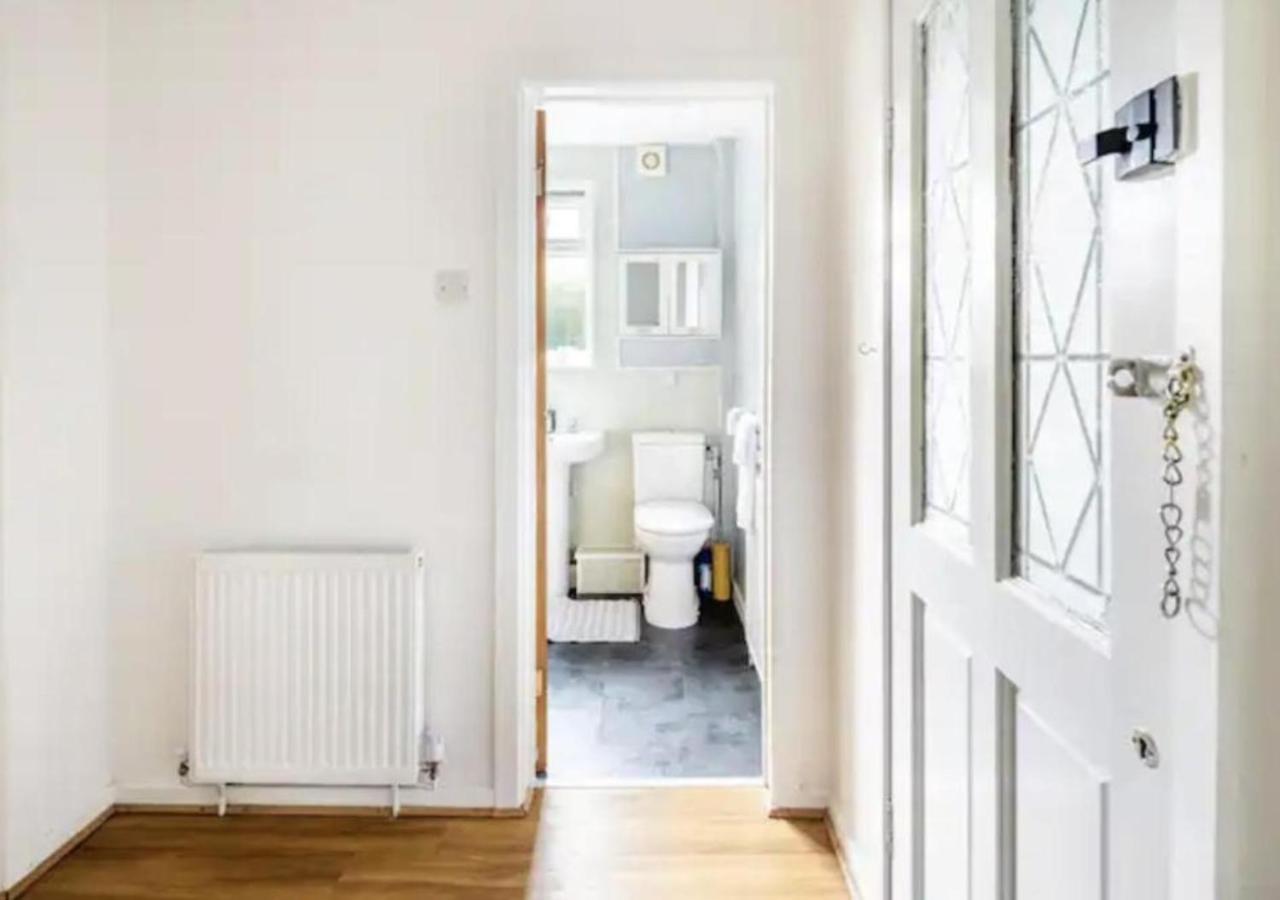 Renovated 2-bedroom In With Free Wifi, Private Entrance, And Easy Access To Trafford Centre & Manchester Airport Apartment