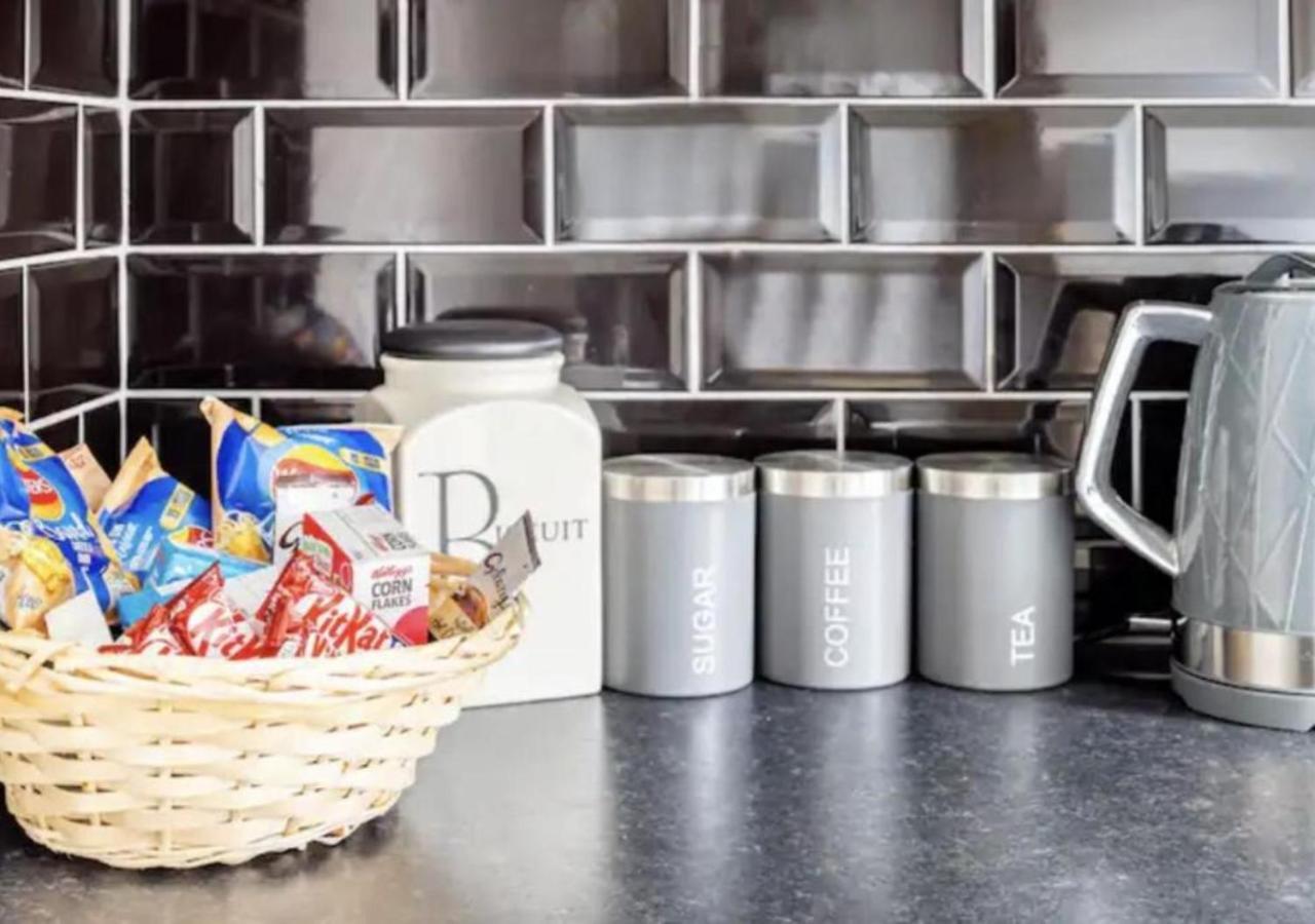 Apartment Renovated 2-bedroom In With Free Wifi, Private Entrance, And Easy Access To Trafford Centre & Manchester Airport *