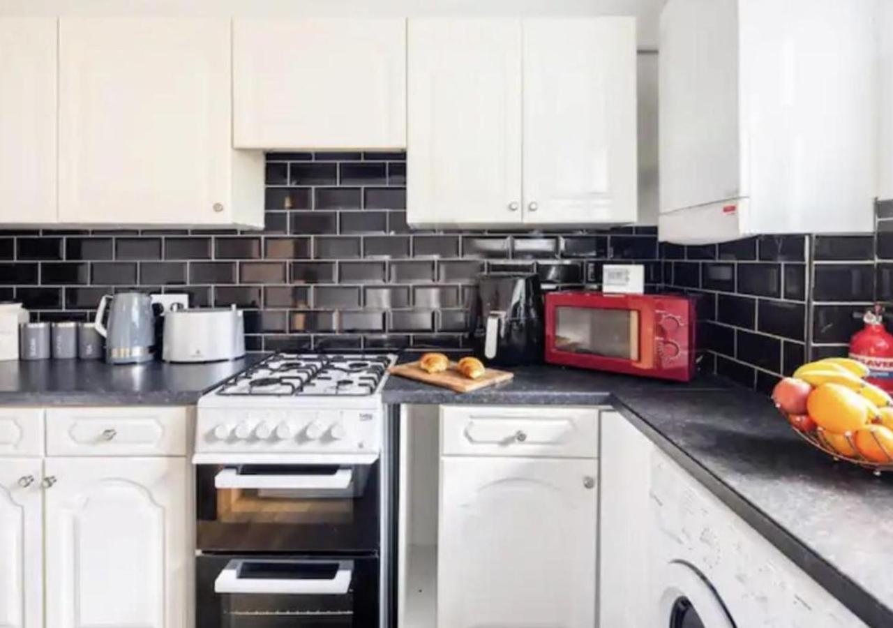 Apartment Renovated 2-bedroom In With Free Wifi, Private Entrance, And Easy Access To Trafford Centre & Manchester Airport Sale