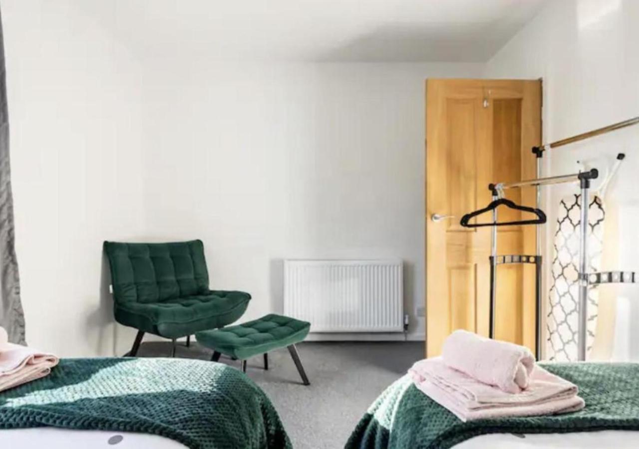 Apartment Renovated 2-bedroom In With Free Wifi, Private Entrance, And Easy Access To Trafford Centre & Manchester Airport *