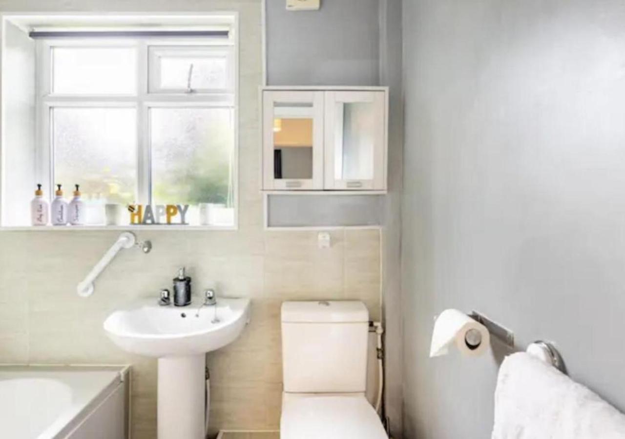 Renovated 2-bedroom In With Free Wifi, Private Entrance, And Easy Access To Trafford Centre & Manchester Airport