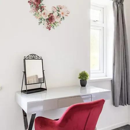 Renovated 2-Bedroom Apartment In Sale With Free Wifi, Private Entrance, And Easy Access To Trafford Centre & Manchester Airport Exterior foto