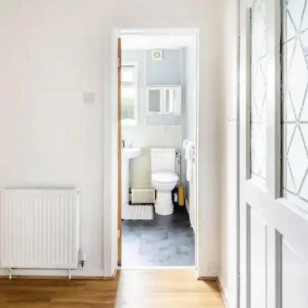 Renovated 2-Bedroom Apartment In Sale With Free Wifi, Private Entrance, And Easy Access To Trafford Centre & Manchester Airport Exterior foto