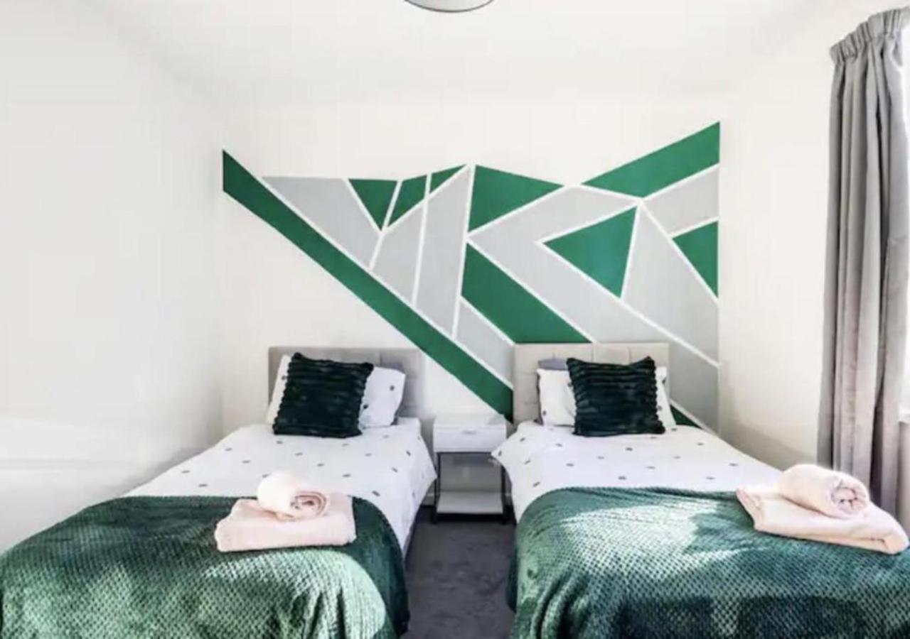 Renovated 2-bedroom In With Free Wifi, Private Entrance, And Easy Access To Trafford Centre & Manchester Airport