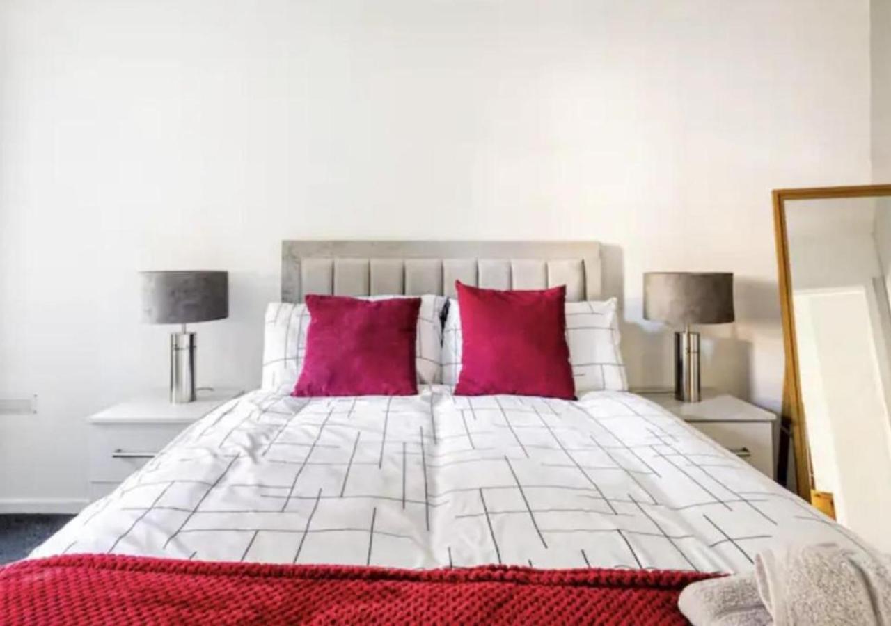 Renovated 2-bedroom In With Free Wifi, Private Entrance, And Easy Access To Trafford Centre & Manchester Airport Apartment