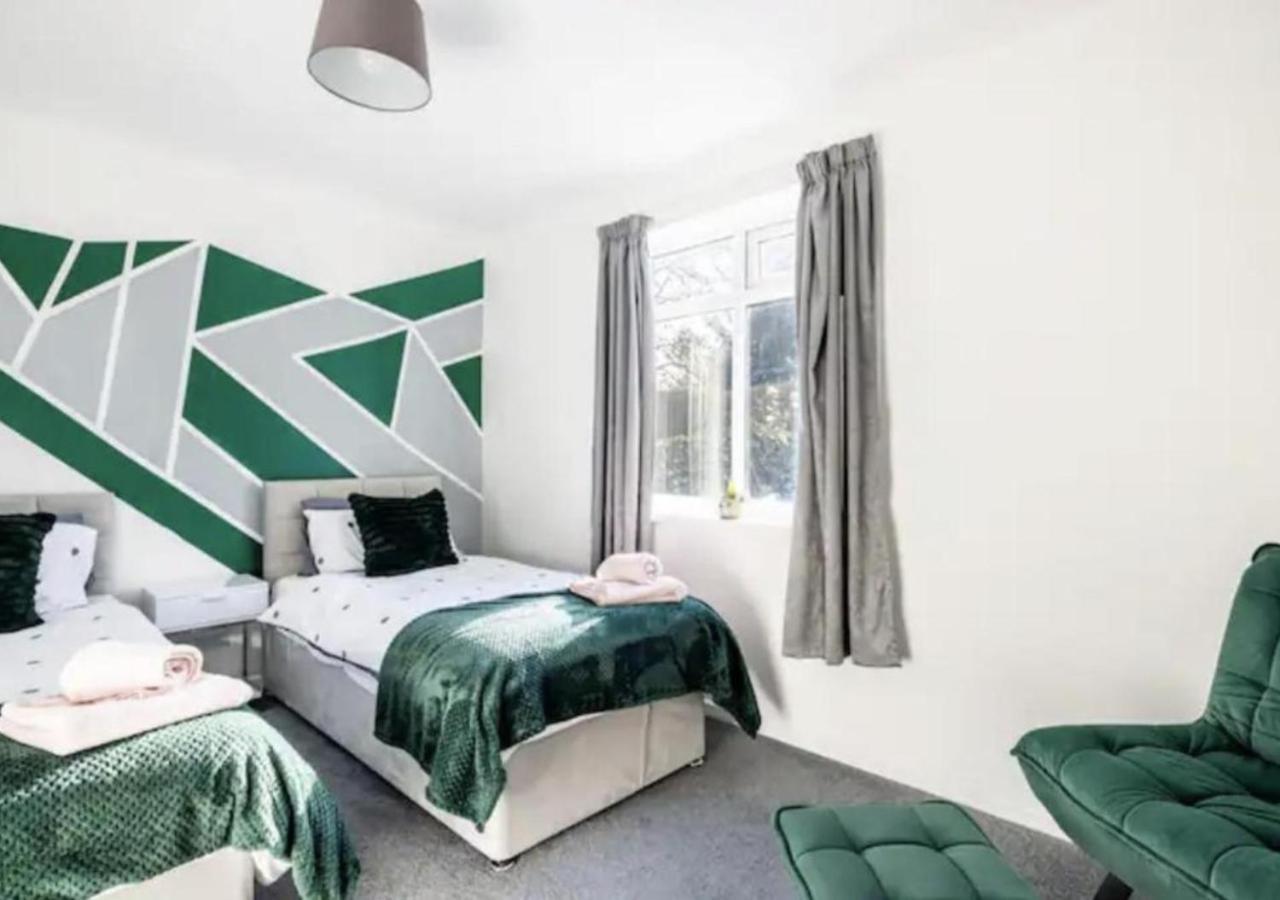 Apartment Renovated 2-bedroom In With Free Wifi, Private Entrance, And Easy Access To Trafford Centre & Manchester Airport