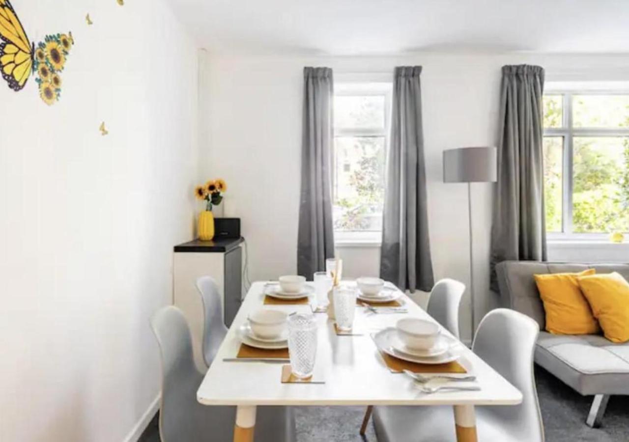 Renovated 2-bedroom In With Free Wifi, Private Entrance, And Easy Access To Trafford Centre & Manchester Airport Apartment *