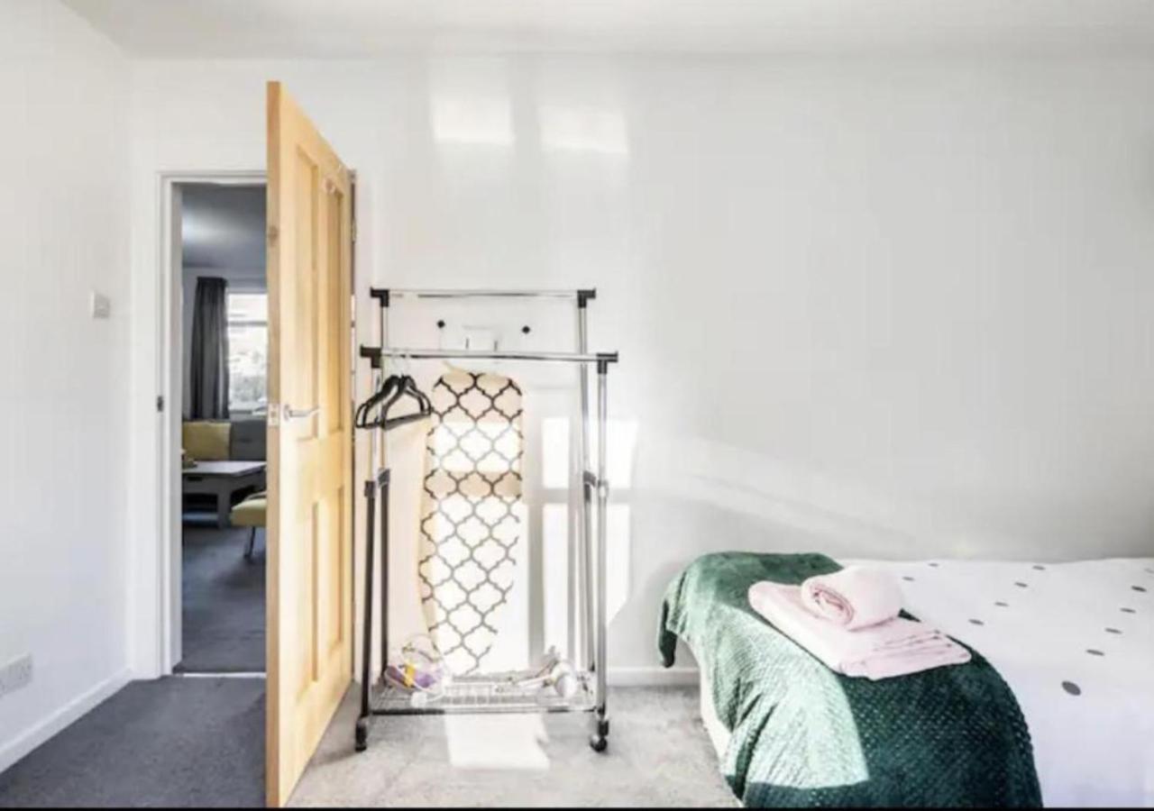 Apartment Renovated 2-bedroom In With Free Wifi, Private Entrance, And Easy Access To Trafford Centre & Manchester Airport Sale