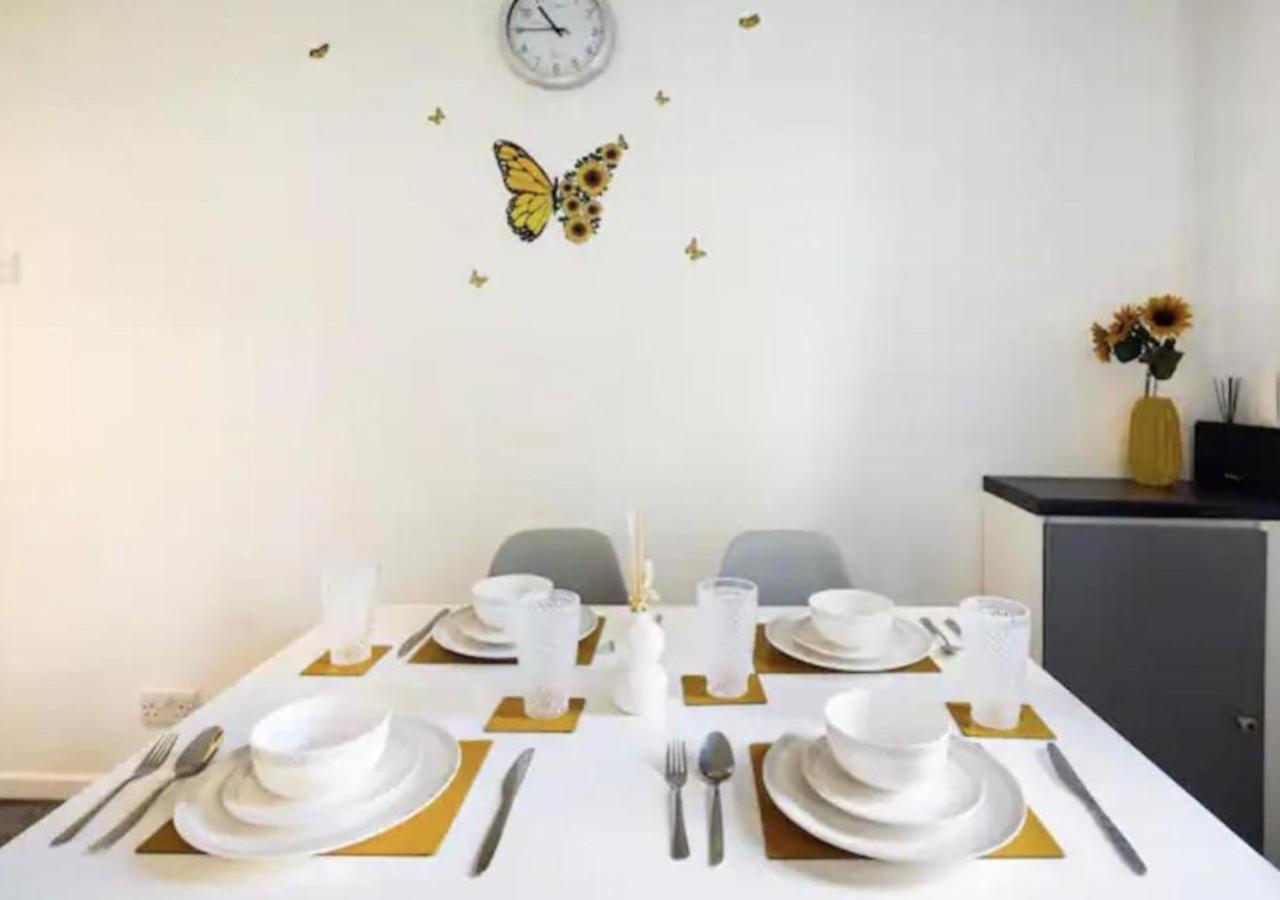 Renovated 2-bedroom In With Free Wifi, Private Entrance, And Easy Access To Trafford Centre & Manchester Airport *