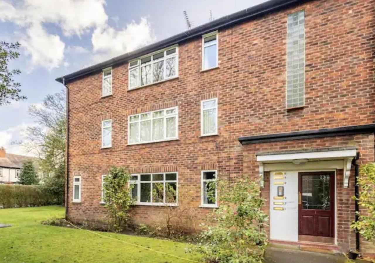Renovated 2-bedroom In With Free Wifi, Private Entrance, And Easy Access To Trafford Centre & Manchester Airport Apartment
